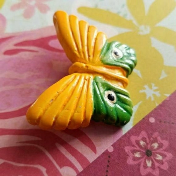Vintage Butterfly brooch insect bug pin bright cheerful insect moth yellow - Picture 2 of 4
